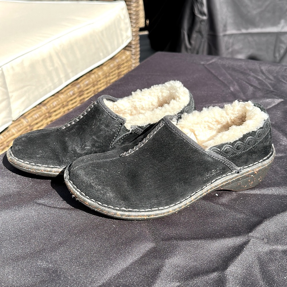 UGG Australia Women’s size 5 Black Suede Slip-on Sheep Lined Mocs